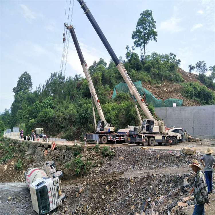 三都汽车掉沟里叫吊车救援要多少钱