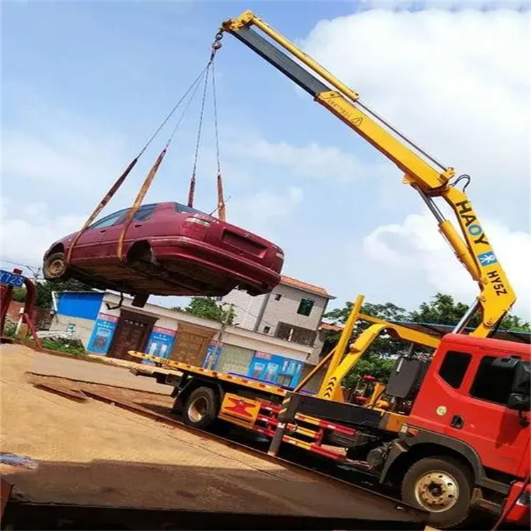 三都吊车吊汽车的正确方法